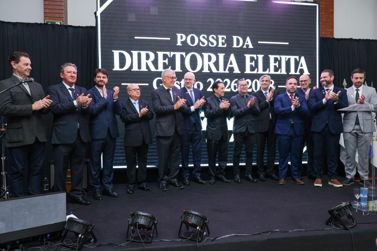 Dirtoria com prefeito municipal e presidente da abimovel.jpeg