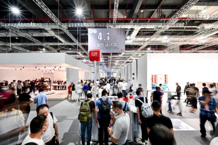 Visitantes no pavilhão da CIFF Xangai