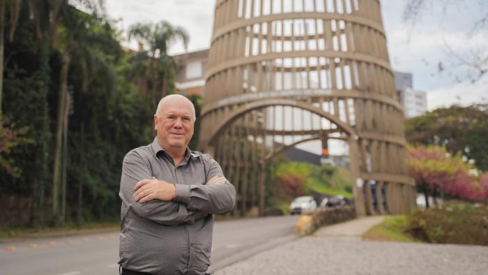 Descubra o impacto da política nacional e internacional para empresas que atuam no setor moveleiro