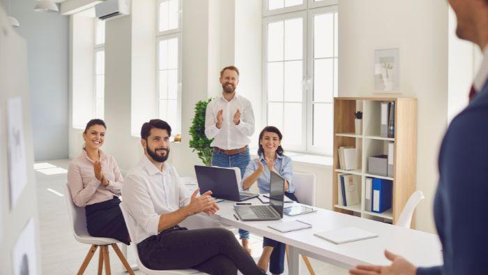 Como as empresas do setor moveleiro podem preparar seus profissionais para vender mais?