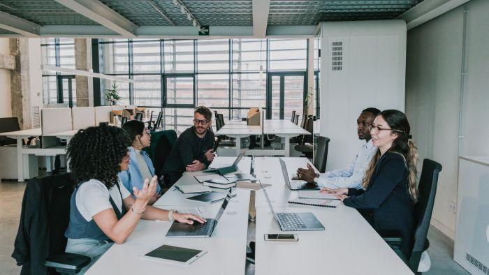 Qual é a importância do design ergonômico para móveis corporativos?