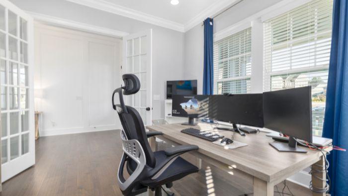 Qual é a importância do design ergonômico para móveis corporativos?