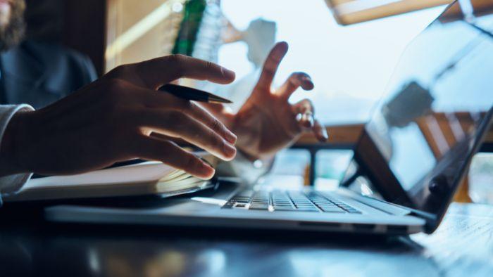 Qual é a importância da ergonomia para móveis corporativos?