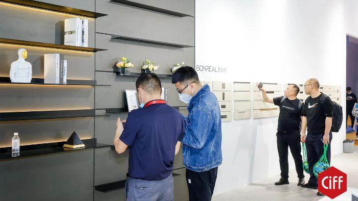 Uma das maiores feiras de móveis do mundo acontece em duas etapas, na China