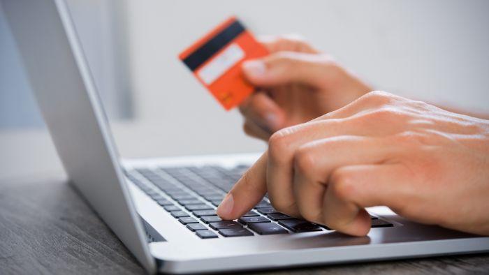 Canais de venda on e off-line: o que as empresas devem considerar antes de escolher as opções ideais?