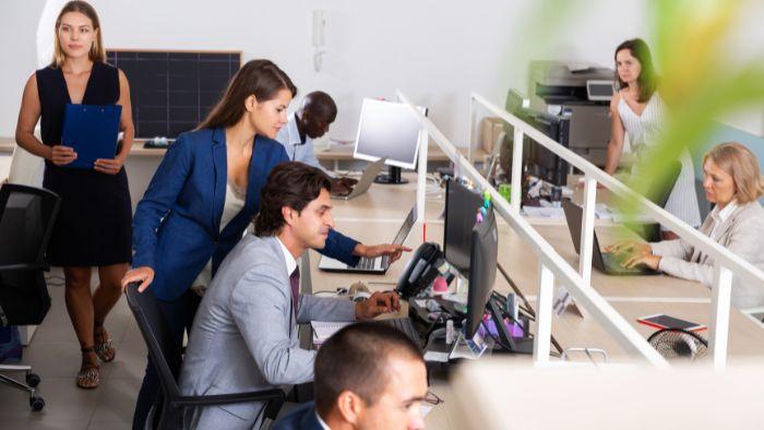 Como saber qual o momento de contratar serviços no setor moveleiro?