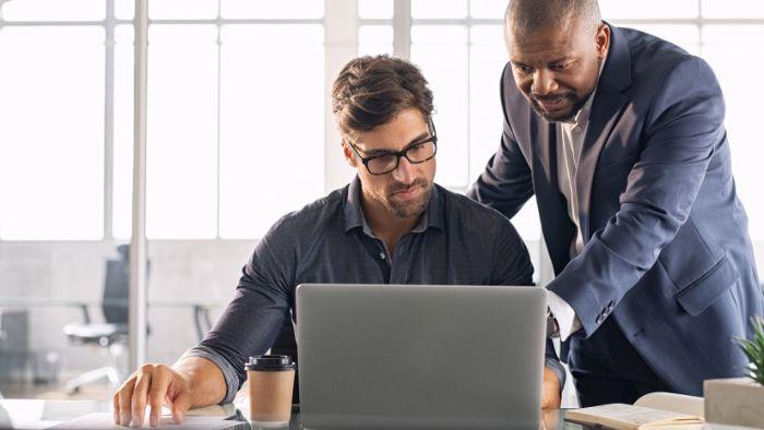 Como capacitar os profissionais da sua empresa moveleira?
