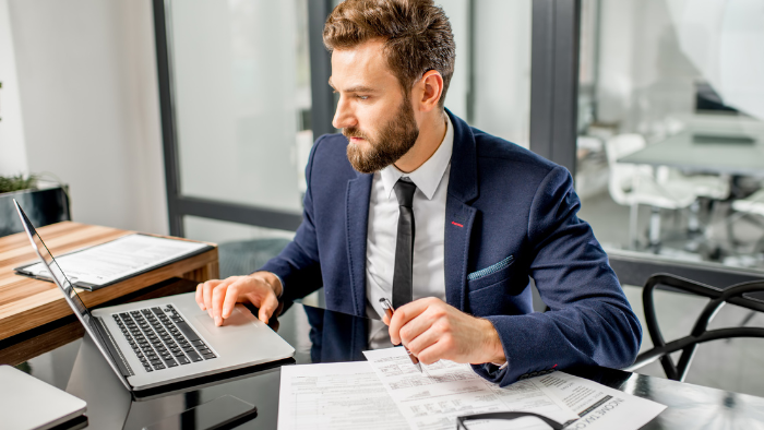 Gestão financeira: como implementar boas práticas no mercado de móveis?