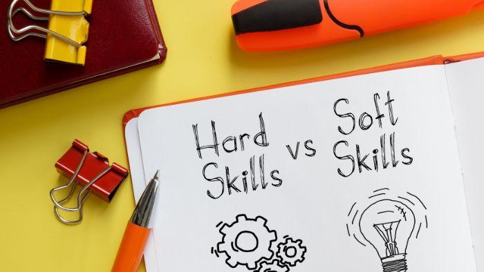 Hard skills e soft skills no setor moveleiro: quais habilidades considerar ao contratar para sua equipe de vendas?