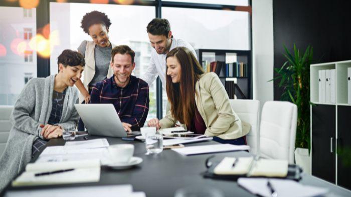 Hard skills e soft skills no setor moveleiro: quais habilidades considerar ao contratar para sua equipe de vendas?
