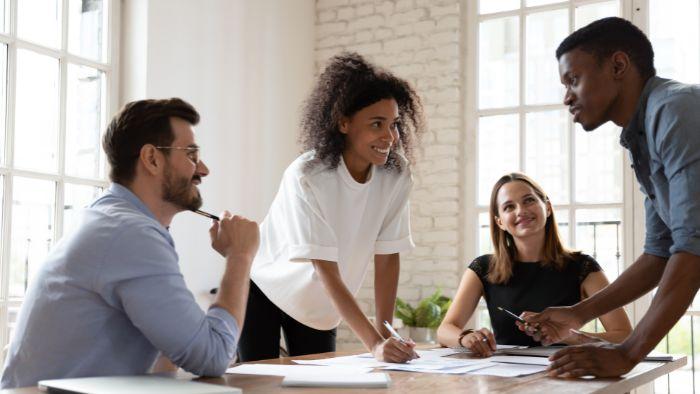 Quais habilidades considerar ao contratar profissionais para sua equipe de vendas no setor moveleiro?