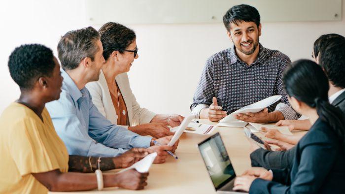 Hard skills e soft skills no setor moveleiro: quais habilidades considerar ao contratar para sua equipe de vendas?