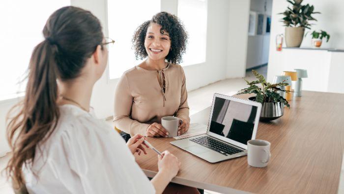 Quais habilidades considerar ao contratar profissionais para sua equipe de vendas no setor moveleiro?