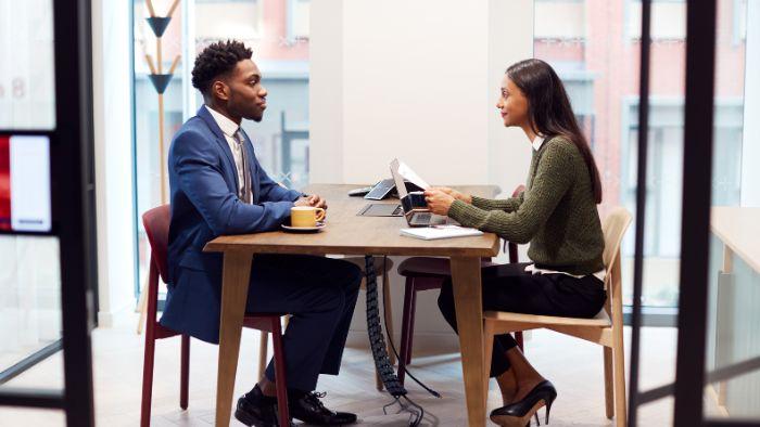 Hard skills e soft skills no setor moveleiro: quais habilidades considerar ao contratar para sua equipe de vendas?