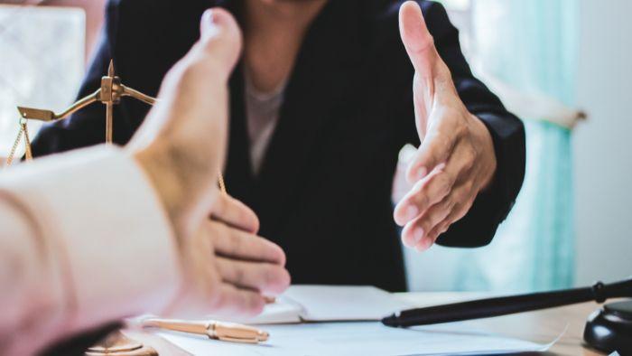 Como aplicar estratégias de gerenciamento de fatores macroambientais em empresas do setor moveleiro?
