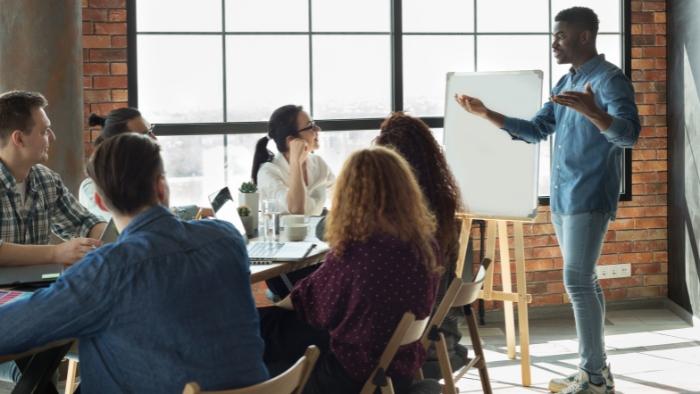 Como ter uma visão estratégica no setor moveleiro e ser capaz de adaptar a empresa às novas demandas e tendências?