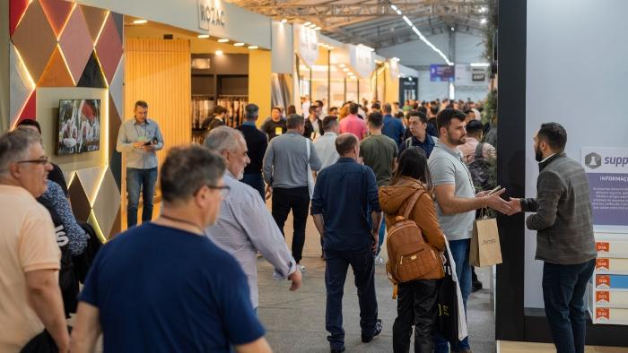 No primeiro dia de uma das maiores feiras do setor moveleiro, empresas como a Eucatex e a Sayerlack apresentam soluções para a indústria