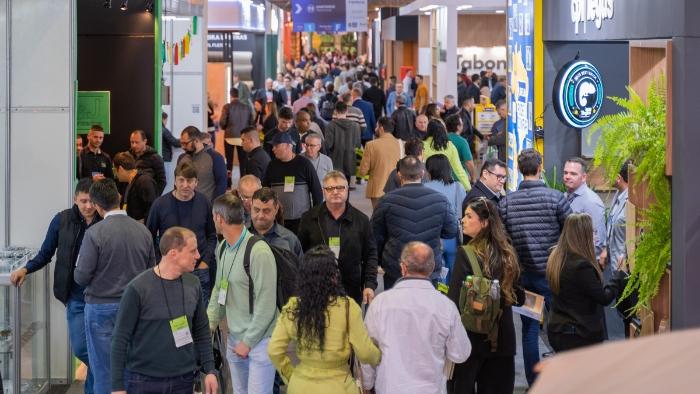No primeiro dia da Fimma Brasil 2025, empresas como a Eucatex e a Sayerlack apresentam soluções para a indústria moveleira