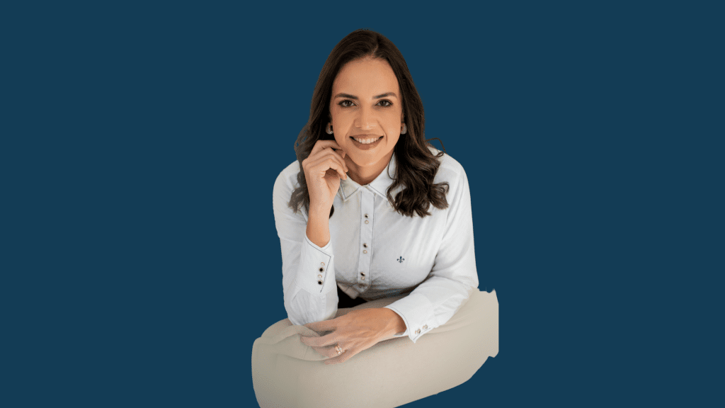 Retrato de Sabrina Leitão sorrindo, colunista da Plataforma Setor Moveleiro, ilustrando a coluna “O ciclo que sustenta o crescimento: planejar, executar, medir e revisar