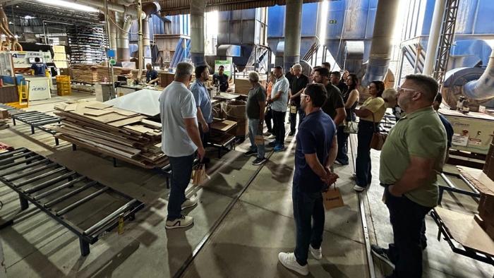 Quando a cooperação vira estratégia industrial: o intercâmbio técnico e institucional entre os polos moveleiros de Mirassol e Linhares