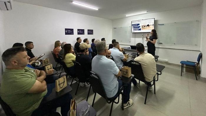 O intercâmbio técnico e institucional entre os polos moveleiros de Mirassol e Linhares