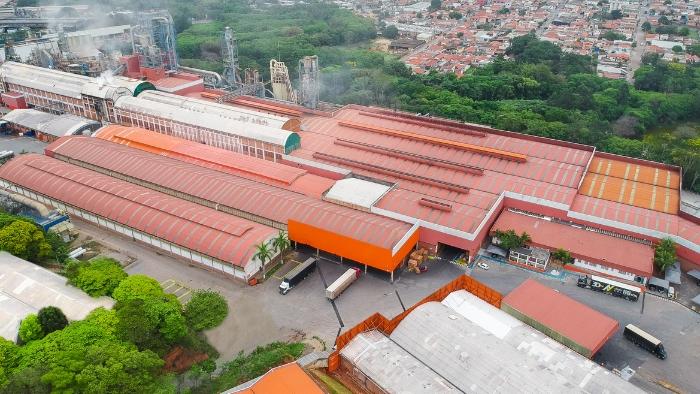 Uma das maiores fabricantes de chapas e painéis do Brasil comemora 75 anos e relembra trajetória construída ao lado da indústria moveleira