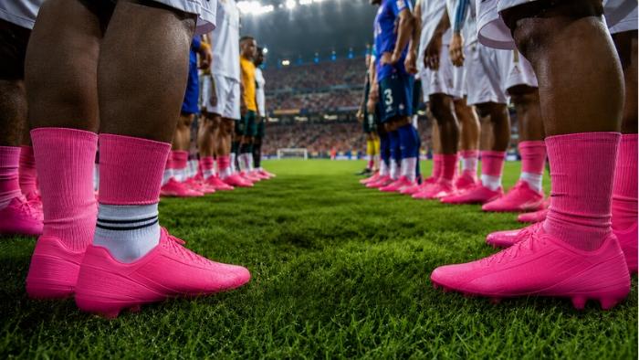 A indústria moveleira também está usando chuteira rosa?